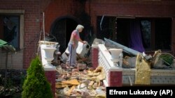 Proprietara unui mic hotel privat din Bahmut, regiunea Donețk, distrus de artileria rusă, 13 iunie 2022