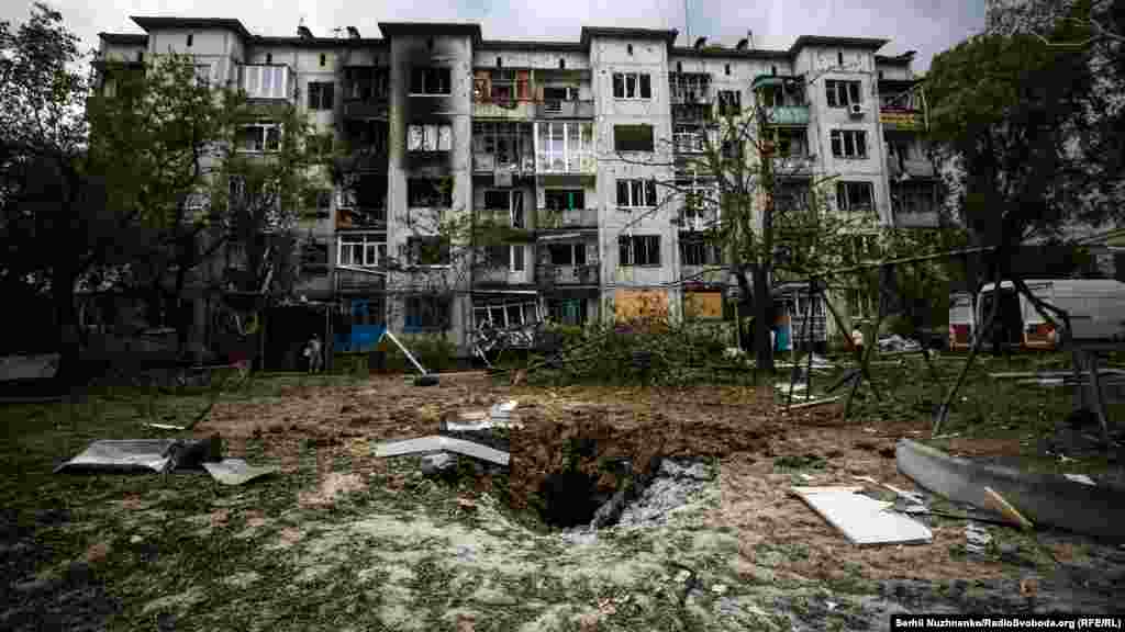 Krater od rakete koja udarila direktno u dečije igralište. &nbsp;