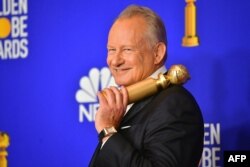 Стелан Скарсгард с наградата си Златен глобус за най-добра поддържаща роля в "Чернобил", 5 януари 2020 г.