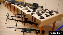 A rendőrség többek között RPG gránátvetőt, kézigránátokat, gépkarabélyokat, egy kiló robbanószert és több mint 18 ezer éleslőszert foglalt le a szervezet tagjainál. A rendőrség által közzétett kép 2017. december 8-án