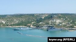 Фрегат проекта 11356Р «Буревестник» (слева) заправляется топливом в Графской бухте Севастополя