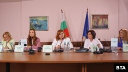 Съставът на СЕМ - Габриела Наплатанова, Симона Велева, председателката Соня Момчилова, Пролет Велкова и Галина Георгиева.