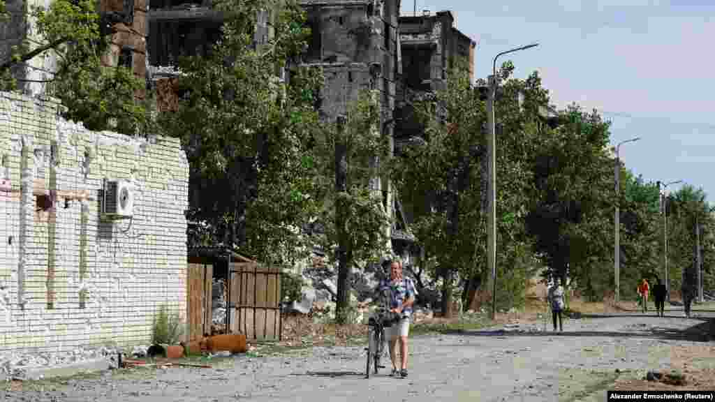 După luni întregi, timp în care au suportat focuri devastatoare de artilerie, locuitorii din&nbsp;Severodonețk pot părăsi subsolurile în care și-au protejat viețile.