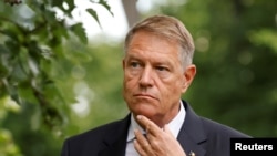 Think-tank-ul Oxford Analytica spune într-o analiză despre România că „președintele erodează democrația”, iar „întoarcerea lui Iohannis către armată și serviciile de informații ridică îngrijorări cu privire la viitorul democrației”.