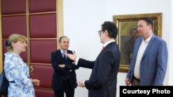 Претседателот Стево Пендаровски денеска оствари средба со претседателката на ДОМ, Маја Морачанин, претседателот на Демократски сојуз, Павле Трајанов и претседателот на Либерално-демократската партија Горан Милевски, партии кои се дел од владината коалиција.