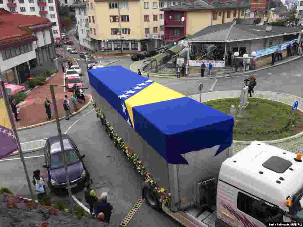 Ovo je prvi put da su tabuti sa posmrtnim ostacima dočekani u Srebrenici, odakle će biti prevezeni u Memorijalni centar Potočari.