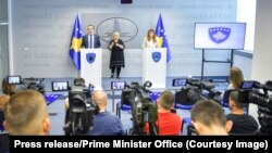 Premijer Kosova Aljbin Kurti i ministarka pravde Albulena Hadžiu tokom konferencije za medije u Vladi Kosova 18. juna 2022. godine