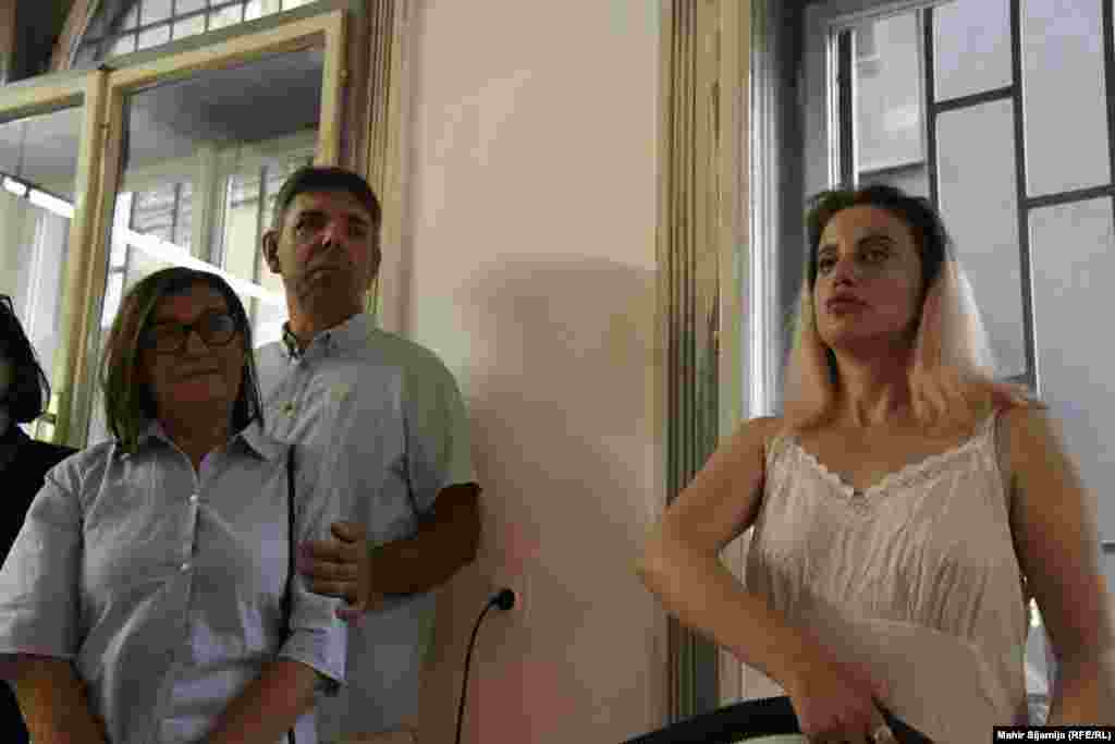 Artistja Alketa Sylaj nga grupi Haveit në Prishtinë (e para nga ana e djathtë e fotografisë) ndodhet për herë të parë në Bosnjë e Hercegovinë. &ldquo;Nuk e kemi ekspozuar shpesh këtë vepër. Ne menduam se do të ishte mirë dhe ky është një koncept i mirë sepse flet për jetën e një amvise, dhe kemi përdorur gjuhën që përdoret dhe është aq traumatike të rritesh me një gjuhë të tillë. Këto gjëra janë shumë stresuese për fëmijët, është shumë e vështirë që më vonë të shkëputesh nga këto mallkime&rdquo;, thotë ajo për Radion Evropa e Lirë. &nbsp;