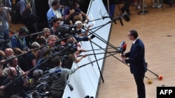 Predsednik Srbije Aleksandar Vučić razgovara sa novinarima po dolasku na samit lidera EU u Brisel 23. juna 2022. 