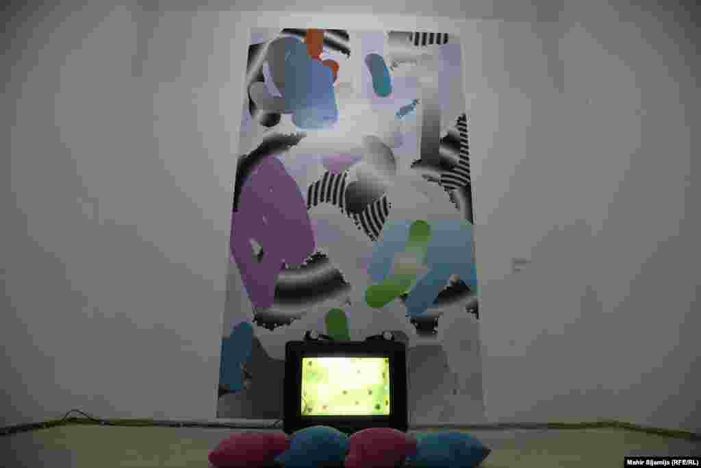 Rad umjetnice Laurete Hajrullahu govori o budućnosti feminizma krou cyber prostor. Inspiriran je estetikom videoigara i važnosti koju su imale u feminističkom pokretu s kraja 20. na početak 21. stoljeća. Rad, kako kažu umjetnice, feminističku borbu izmješta u prostor virtualnog prostora.&nbsp;