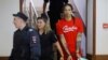 Basketbollistja amerikane Brittney Griner shoqërohet në sallën e gjyqit në Khimki, jashtë Moskës. 7 korrik, 2022.