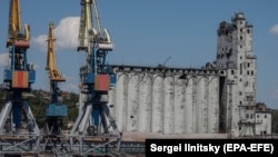 Уништен силос за жито во Мариупол