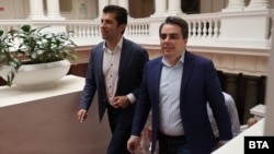 Кирил Петков и Асен Василев на влизане в Народното събрание, където проведоха срещи с БСП И "Демократична България" (ДБ) за съставяне на ново правителство.