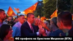 Мицкоски говори с хора в тълпата.