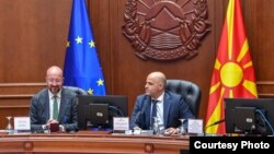 Претседателот на Европскиот совет Шарл Мишел присуствуваше на Владината седница на која заедно со премиерот Димитар Ковачевски и членовите на Владата дискутираа за европскиот предлог за тргање на бугарското вето од македонските евроинтеграции.