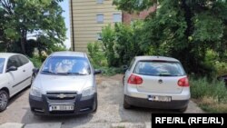 Vetura me targa KM në Mitrovicë të Veriut më 4 korrik 2022. 