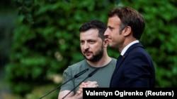 Францускиот претседател Емануел Макрон иукраинскиот претседател Володимир Зеленски.