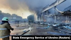 Vatrogasci gase požar nakon napada na tržni centar u Kremenčuku, 27. juni 2022.