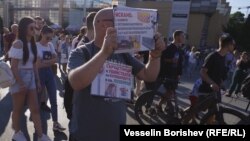 Мъж протестира с плакат, на който пише: „Искаме: 1. Камери; 2. Бетонни мантинели; 3. Безопасни пешеходни зони; 4. 24/7 КАТ по булевардите“.