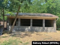 Négy férőhelyes tehénól. Ebbe csaknem 180 kilónyi betonvasat építettek be a polgármester beszámolója szerint