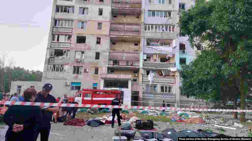 Tijela nastradalih ispred zgrade u mjestu&nbsp;Serhiivka.