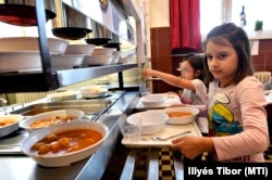Az általunk megkérdezett szakemberek szerint sokat számít, hogy a gyerekek iskolában vannak, mert akkor megspórolnak legalább két étkezést, amit nem az intézményeknek kell előteremteniük