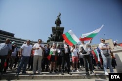 Членове на общинското сдружение "Толерантност" протестират пред парламента, 21 юни 2022 г.