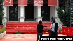 Crveni tepih ispred Narodnog pozorišta u Sarajevu