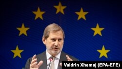 Еврокомисарят за бюджета Йоханес Хан предупреди, че ако не се намерят пари за връщането на заемите, спасителният план за европейската икономика, ще трябва да бъде орязан значително
