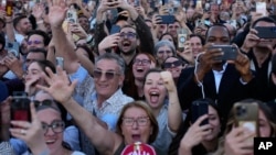 Bucurie pe chipul credincioșilor, care imortalizează prima apariție a papei Leon al XIV-lea la balconul de la Vatican, după alegerea sa, pe 8 mai 2025