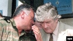 Radovan Karadžić (d) i Ratko Mladić (l) tokom sastanka na Palama 5. Avgust 1993.