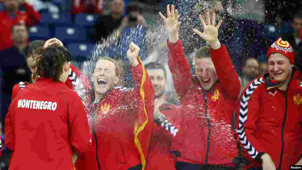 2008 - &quot;PESHKAQENËT&quot; DHE &quot;LUANESHAT&quot; Ekipi i Malit të Zi në vaterpolo fitoi vendin e parë në Kampionatin Evropian në Malaga, medalja e parë e artë për Malin e Zi të pavarur. Në finale, &ldquo;peshkaqenët&rdquo; mposhtën Serbinë. Një sukses i ngjashëm u arrit katër vjet më vonë, nga lojtaret e hendbollit, të cilat u bënë kampione të Evropës, në kampionatin e zhvilluar në Beograd. &ldquo;Luaneshat&rdquo; mundën Norvegjinë.