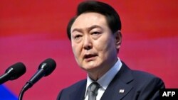 Până acum, președintele suspendat Yoon Suk-yeol a refuzat să se prezinte în fața procurorilor, iar paza sa a refuzat accesul poliției la reședința prezidențială pentru a face percheziții.