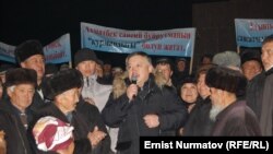 Келдибеков со сторонниками на митинге в Оше 13 декабря 2011г.