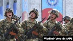 Солдаты на параде в Бишкеке. Архвивное фото. 