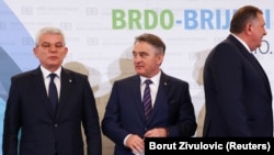 Različiti komentari članova Predsjedništva BiH o odluci Velike Britanije da pošalje dvojicu svojih stručnjaka u tu državu. Na fotografiji od 17. maja 2021. Šefik Džaverović, Željko Komšić i Milorad Dodik u Brdu kod Kranja (Slovenija).