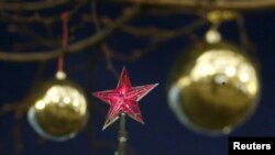 საბჭოთა კავშირში დაგმობილი იყო შობა-ახალ წელთან დაკავშირებული ყველა რიტუალი - მეკვლეობა, ალილო და ა.შ. ბეთლემის საშობაო ვარსკვლავის ნაცვლად, თაყვანისცემის საგნად კომუნისტურ, ხუთქიმიან წითელ ვარსკვლავს იყენებდნენ, რომელსაც მოგვიანებით ნაძვის ხის წვერზე მიუჩინეს საპატიო ადგილი