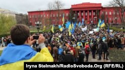 Студенти оголошують безстроковий страйк біля центрального корпусу Київського національного університету імені Тараса Шевченка. Київ, 26 листопада 2013 року