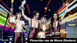 Talijanski Maneskin tokom preuzimanja nagrade za najbolju pjesmu Evrope