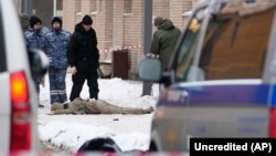 Anchetatori, examinând un cadavru la locul exploziei din Moscova, care i-a ucis pe generalul locotenent rus Igor Kirillov și pe asistentul acestuia, pe 17 decembrie 2024