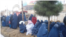 Gratë presin për ndihma në qendrën në Sheberghan