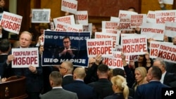 Opozicionari sa plakatima "Pokrali ste izbore" konstitutivne sednice Skupštine Srbije, februar 2024.