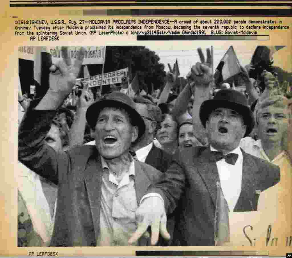 Samo nedelju dana nakon propasti puča u Sovjetskom Savezu, Moldavija je postala sedma republika SSSR-a koja je proglasila nezavisnost. Sovjetski Savez je prestao da postoji do kraja 1991. godine.