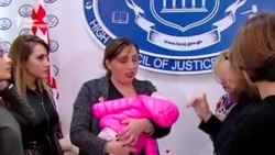 ნაზი ჯანეზაშვილი იუსტიციის უმაღლესი საბჭოს სხდომაზე 2 თვის ჩვილით მივიდა