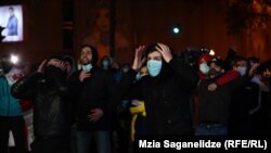 Сотни любителей футбола наблюдали за игрой с экрана, установленного возле стадиона