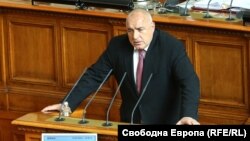 Премиерът Бойко Борисов представя пред парламента предложението на кабинета си за извънредно положение заради коронавируса