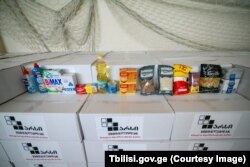 პროდუქტი დარბაზიდან, სადაც მოხუცებისა და სოციალურად დაუცველთათვის გადასაცემი პაკეტები მზადდებოდა