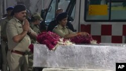 Oficerët e policisë bëjnë homazhe para viktimave të sulmit vdekjeprurës në Pahalgam në Kashmirin e kontrolluar nga India, 23 prill 2025.