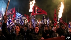 Pripadnici neonacističke Zlatne zore iz Grčke na protestu u Atini, oktobar 2020. godine