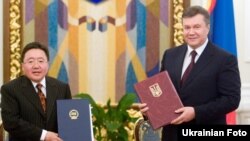 Президенти Монголії Цахіаґійн Елбеґдорж та України Віктор Янукович, Київ, 29 червня 2011 року